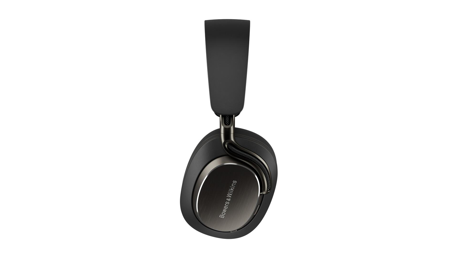 Schwarze Bowers & Wilkins Kopfhörer, leicht angewinkelt. Die Ohrmuscheln sind dunkel mit silbernen Akzenten. Das Kopfband ist verlängert.