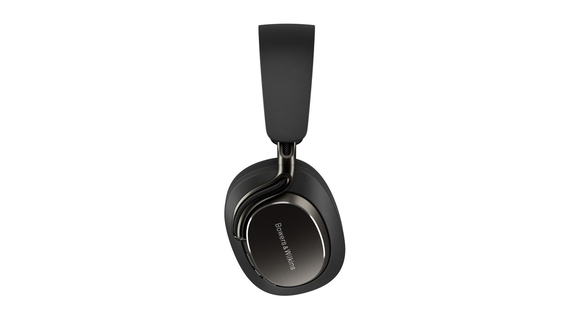Schwarze Bowers & Wilkins Kopfhörer, leicht angewinkelt. Die Ohrmuscheln sind oval, mit dem Markennamen. Weißer Hintergrund.