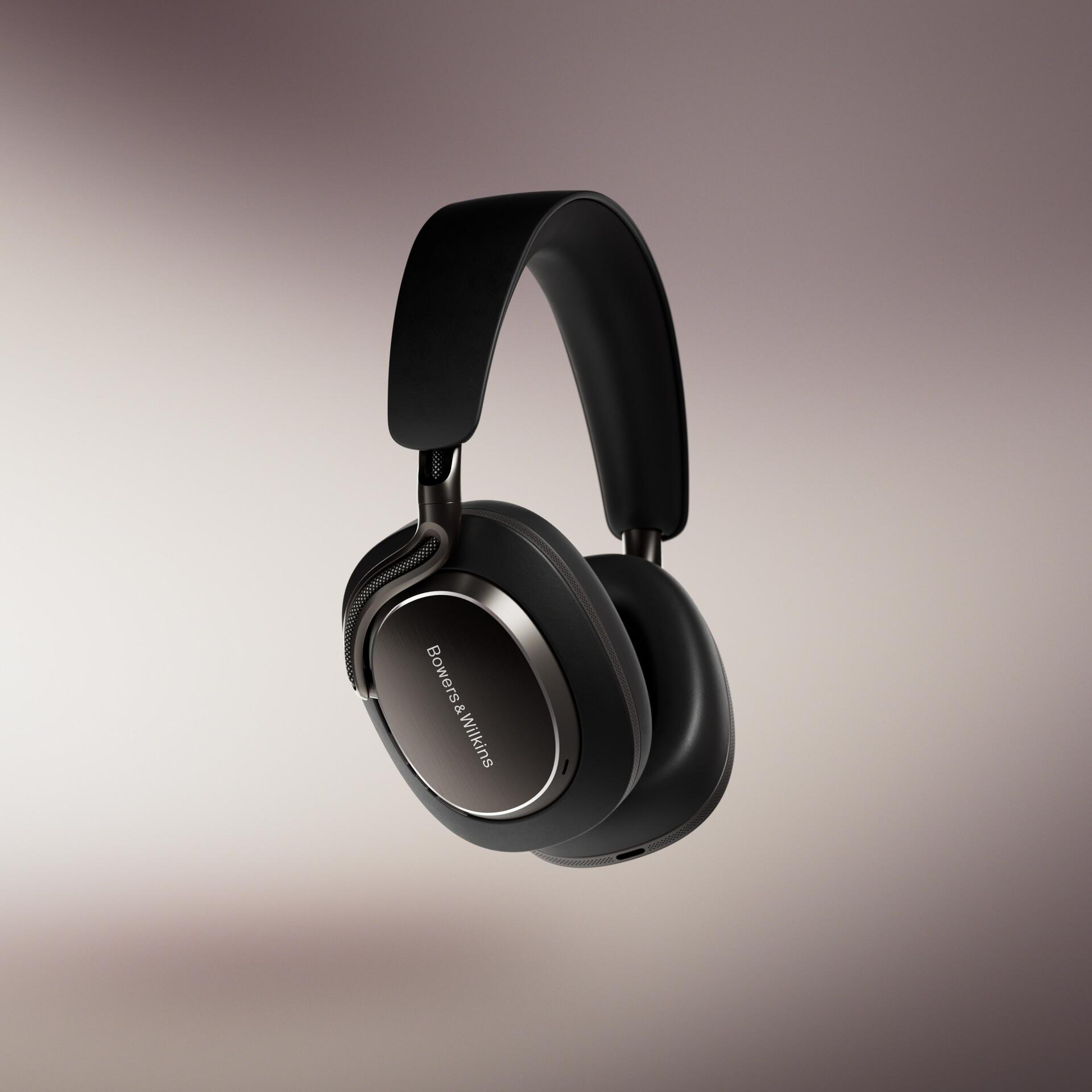 Schwarze Kopfhörer mit silbernen Akzenten und dem Markennamen Bowers & Wilkins, vor einem Farbverlaufshintergrund.