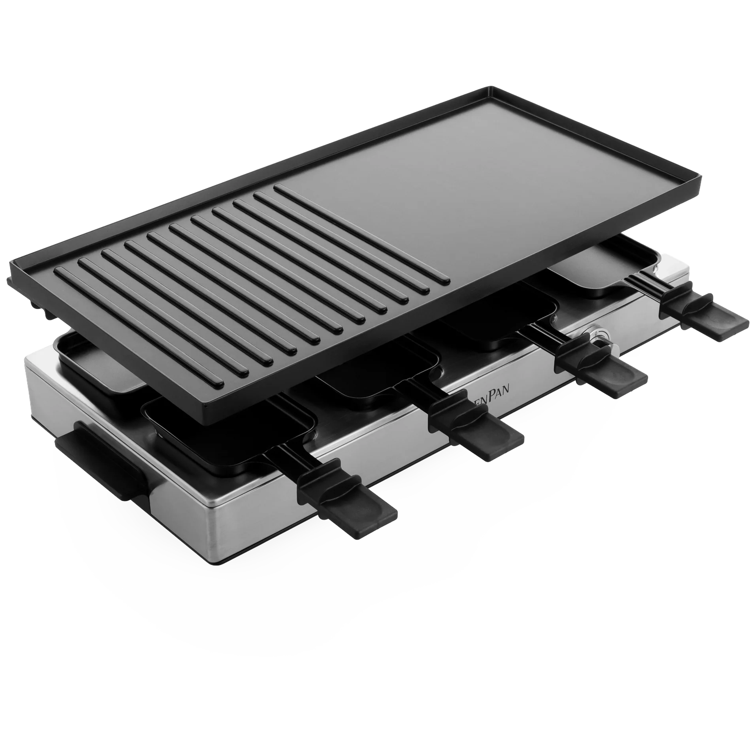Een raclette grill met een zwarte grillplaat en kleine pannetjes. De basis is zilver, met zwarte handvatten en panhouders. De achtergrond is wit.