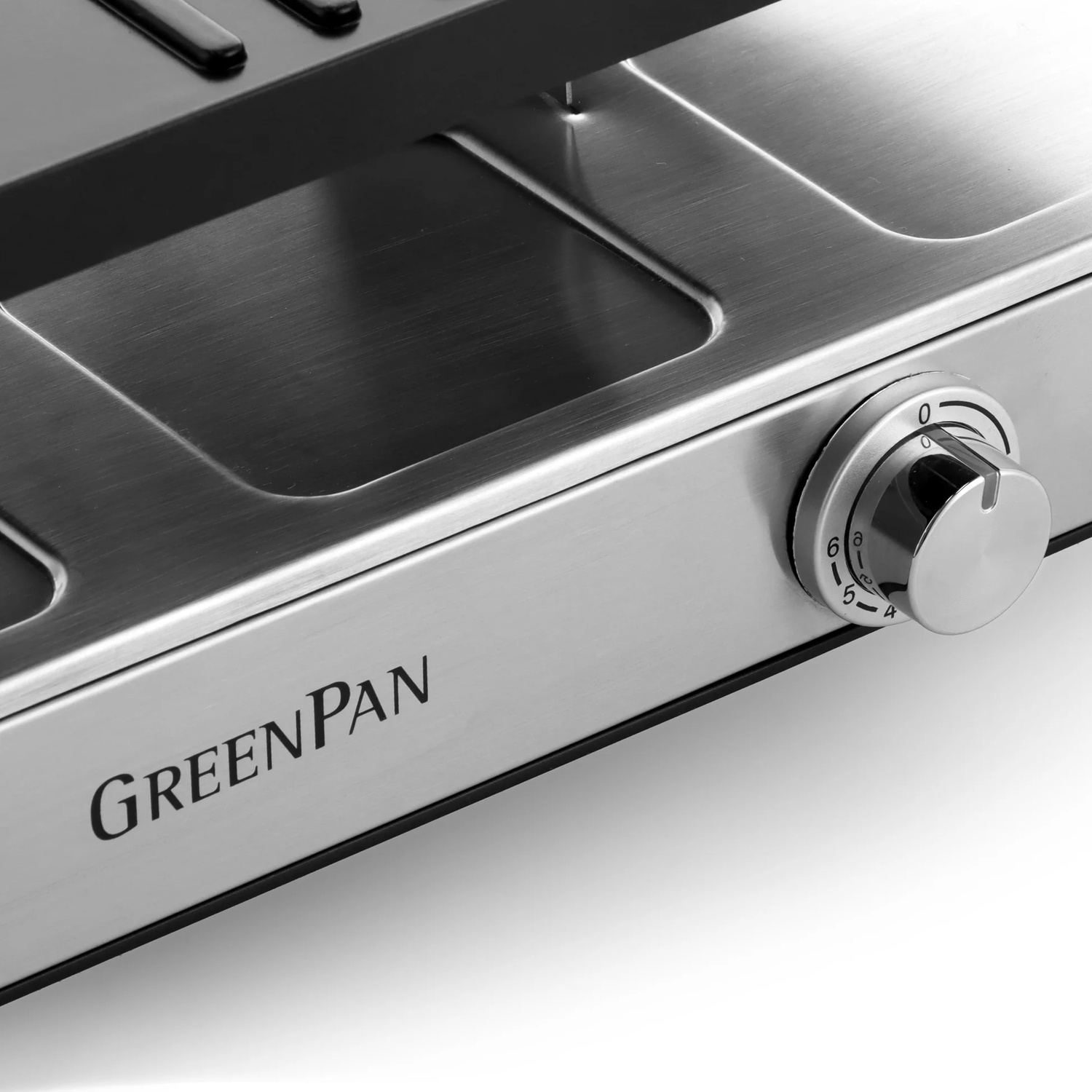 Close-up van een roestvrijstalen GreenPan-apparaat. Een draaiknop geeft temperatuurinstellingen aan. De merknaam is zichtbaar.