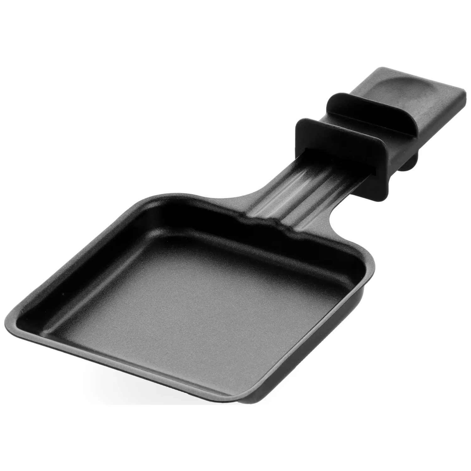 Een zwarte raclette grillpan op een witte achtergrond. Het heeft een handvat en een rechthoekig kookoppervlak.