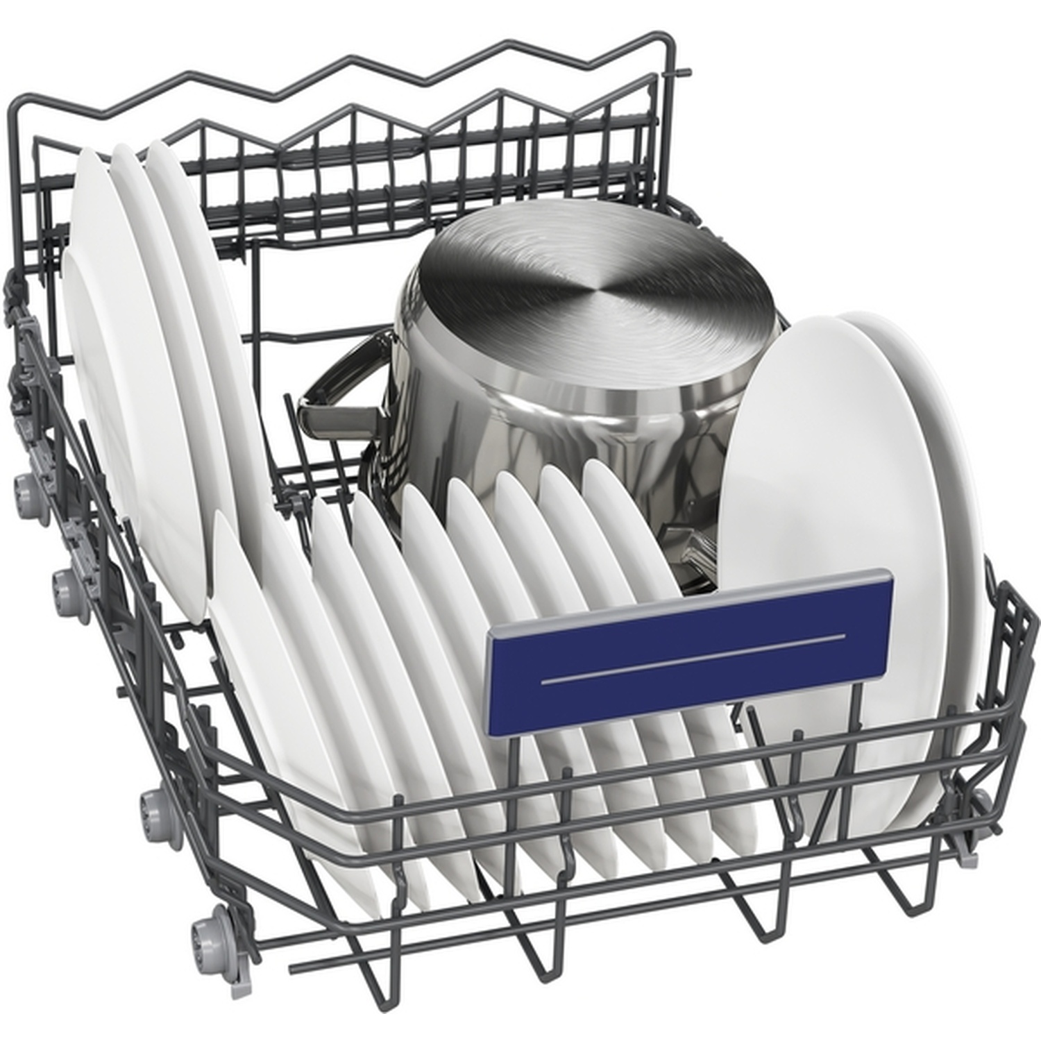 Panier de lave-vaisselle rempli d'assiettes blanches et d'une casserole argentée. Les assiettes sont disposées verticalement. Le panier est gris foncé.