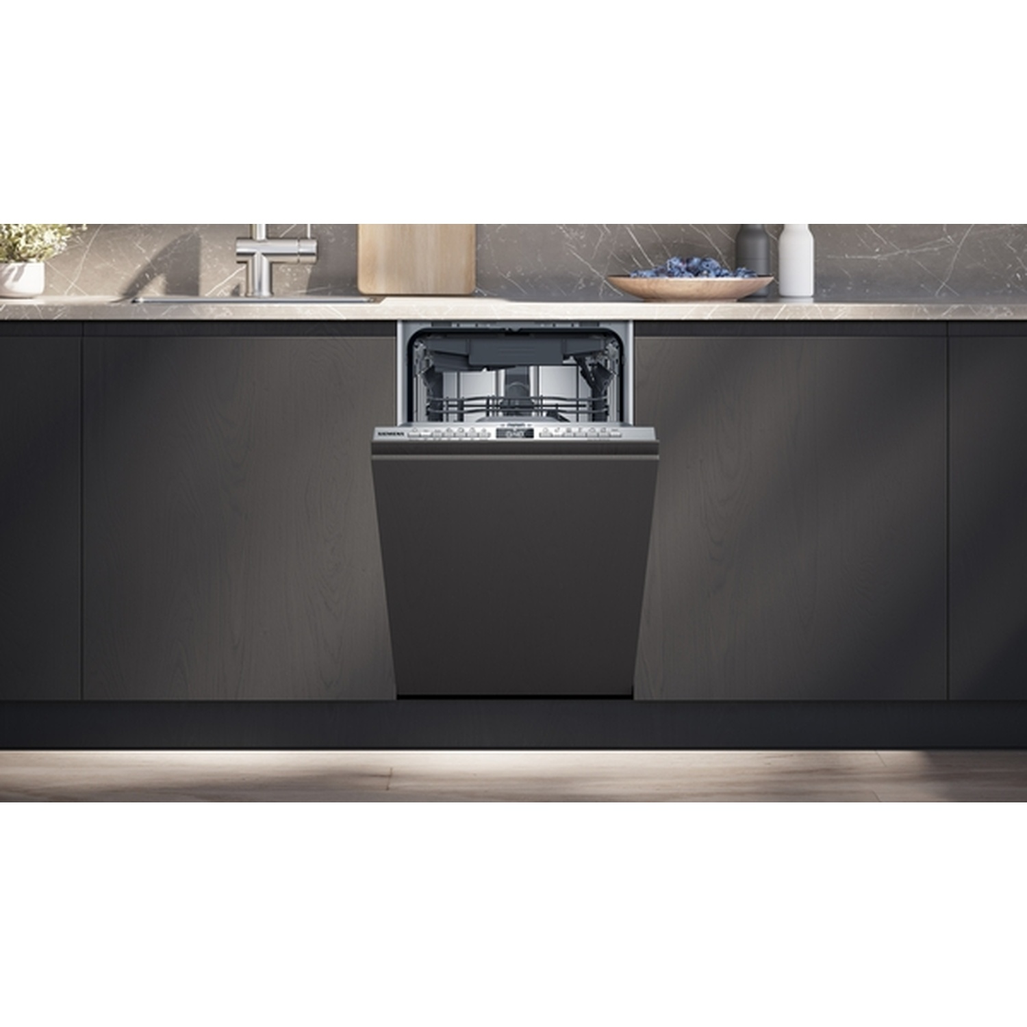 Lave-vaisselle ouvert dans une cuisine moderne. Meubles sombres, comptoir gris, évier et appareils en acier inoxydable. Design minimaliste.