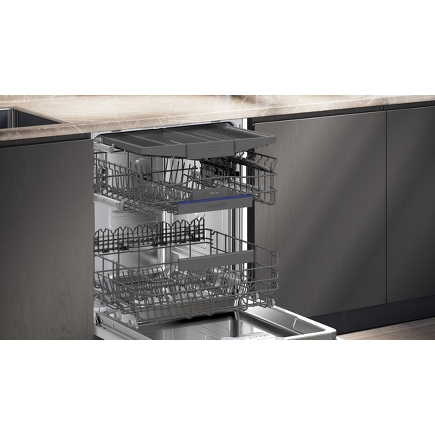 Lave-vaisselle ouvert avec deux paniers. Paniers et intérieur gris foncé. Comptoir et placards de cuisine en arrière-plan.