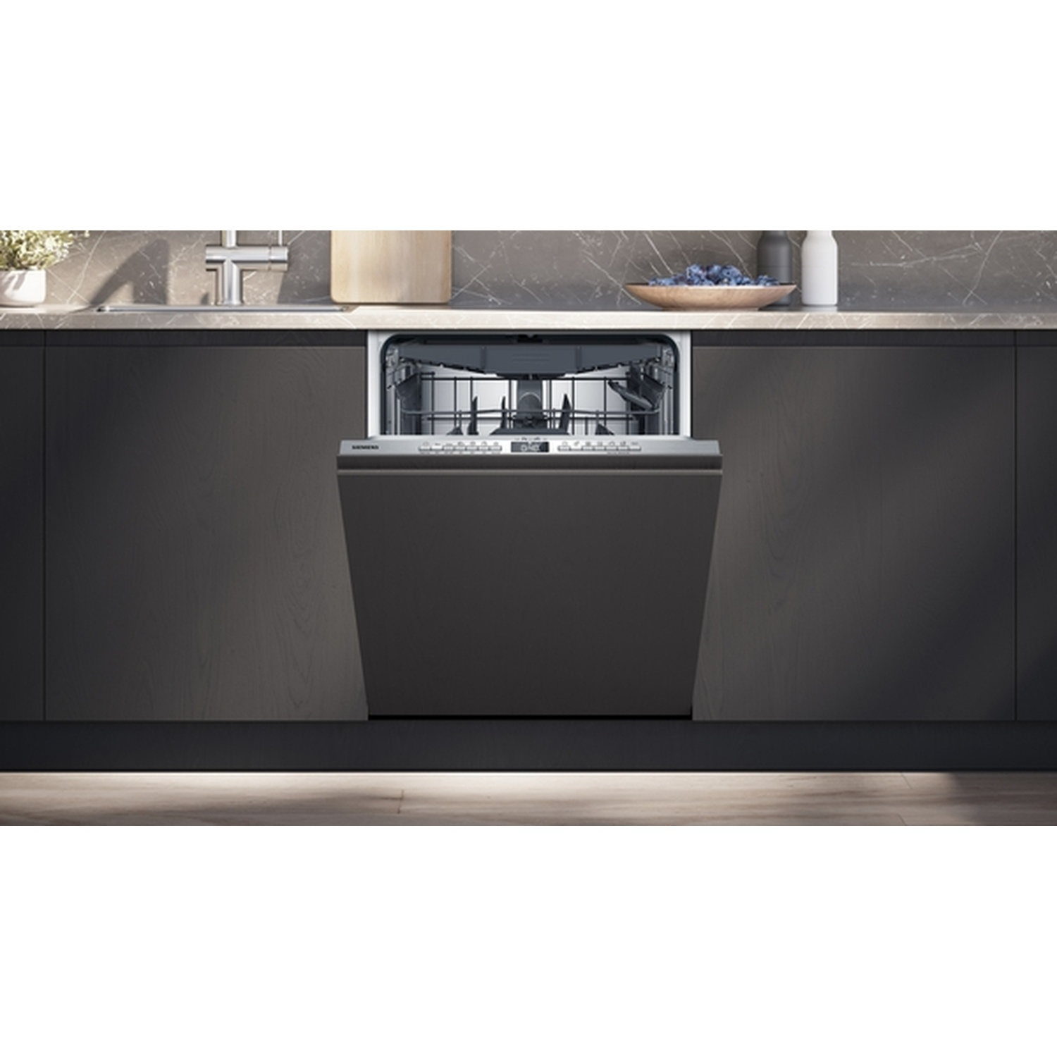 Lave-vaisselle ouvert dans une cuisine moderne. Armoires gris foncé, comptoir en marbre et planche à découper en bois.
