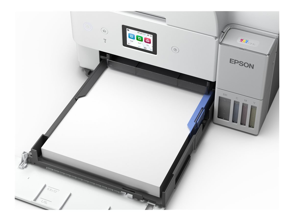 Una stampante Epson bianca con un vassoio di carta contenente carta bianca. I serbatoi d'inchiostro sono visibili a destra. Lo schermo è acceso.