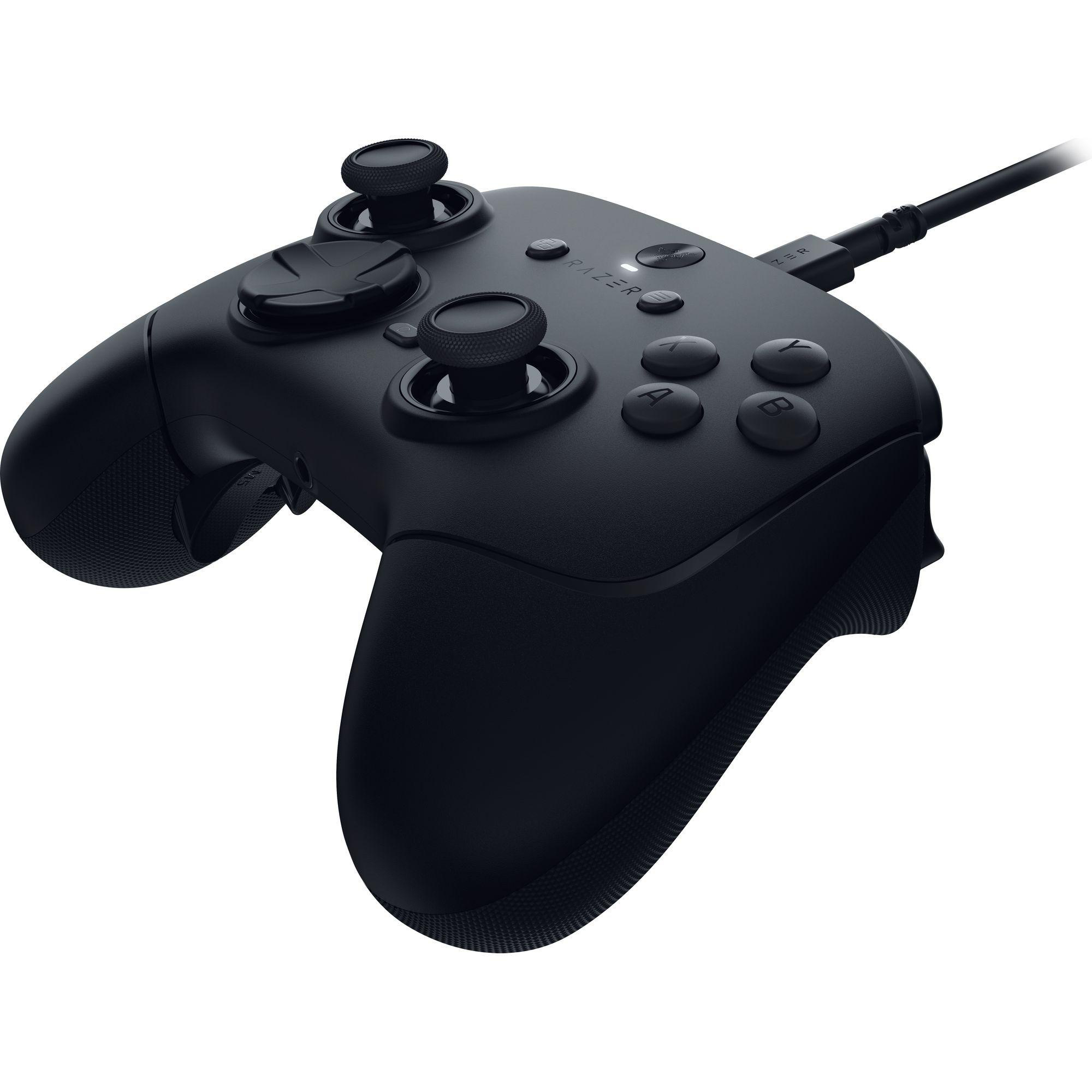 Ein schwarzes Razer-Gamepad. Es hat Knöpfe, Analog-Sticks und ein angeschlossenes Kabel. Der Hintergrund ist weiß.