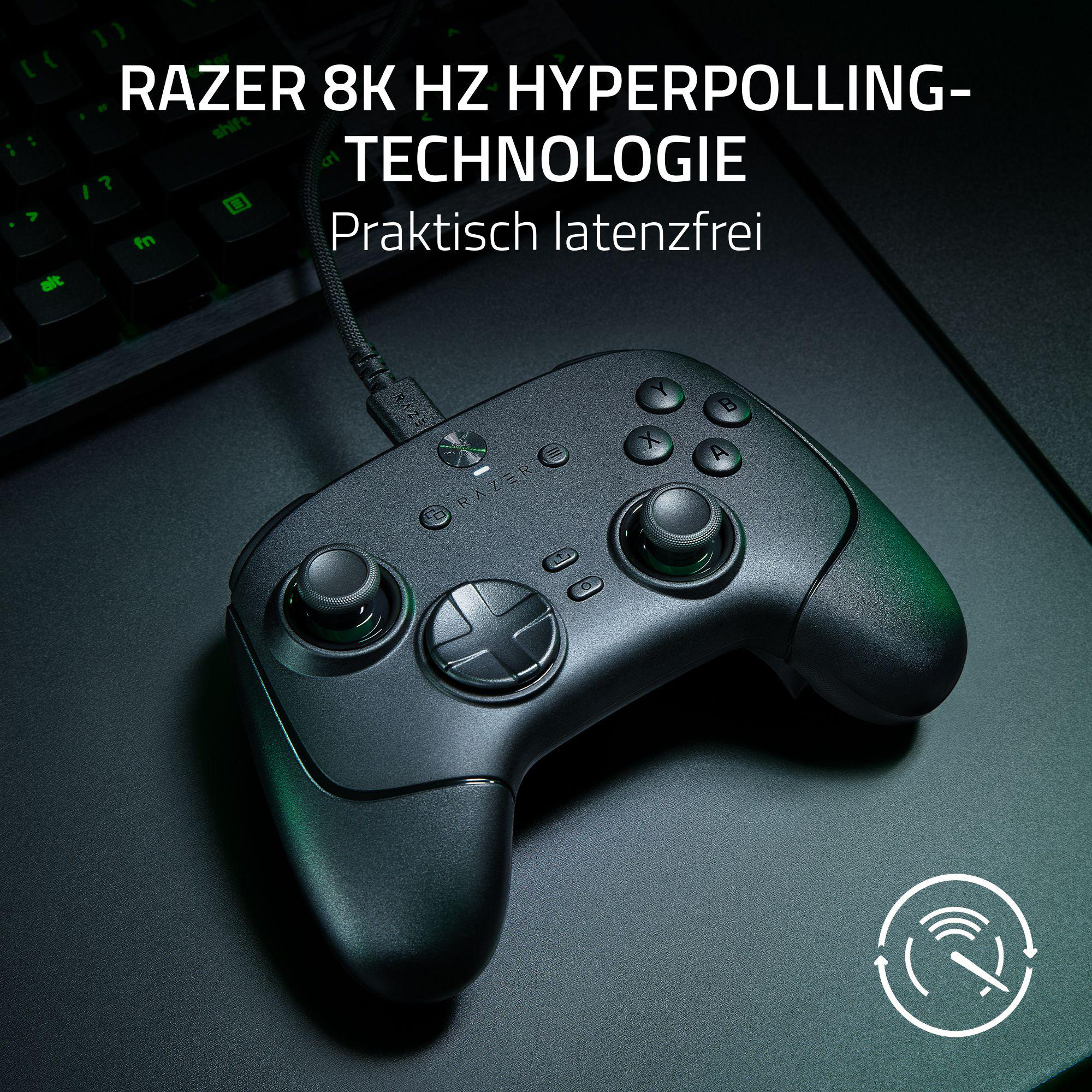 Schwarzer Razer-Gamecontroller mit Knöpfen, Joysticks und Kabel auf dunkler Oberfläche, Tastatur im Hintergrund.