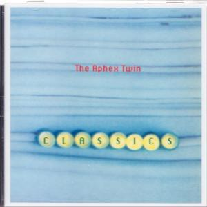 Albumcover: 'The Aphex Twin Classics'. Blauer Hintergrund, gelbe runde Kacheln schreiben 'CLASSICS'.