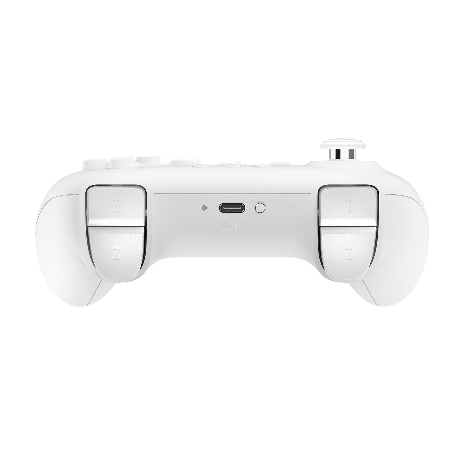 Ein weißes Gamepad, zentriert, mit Tasten, Triggern und einem Joystick. Es hat einen Ladeanschluss und einen Markennamen.