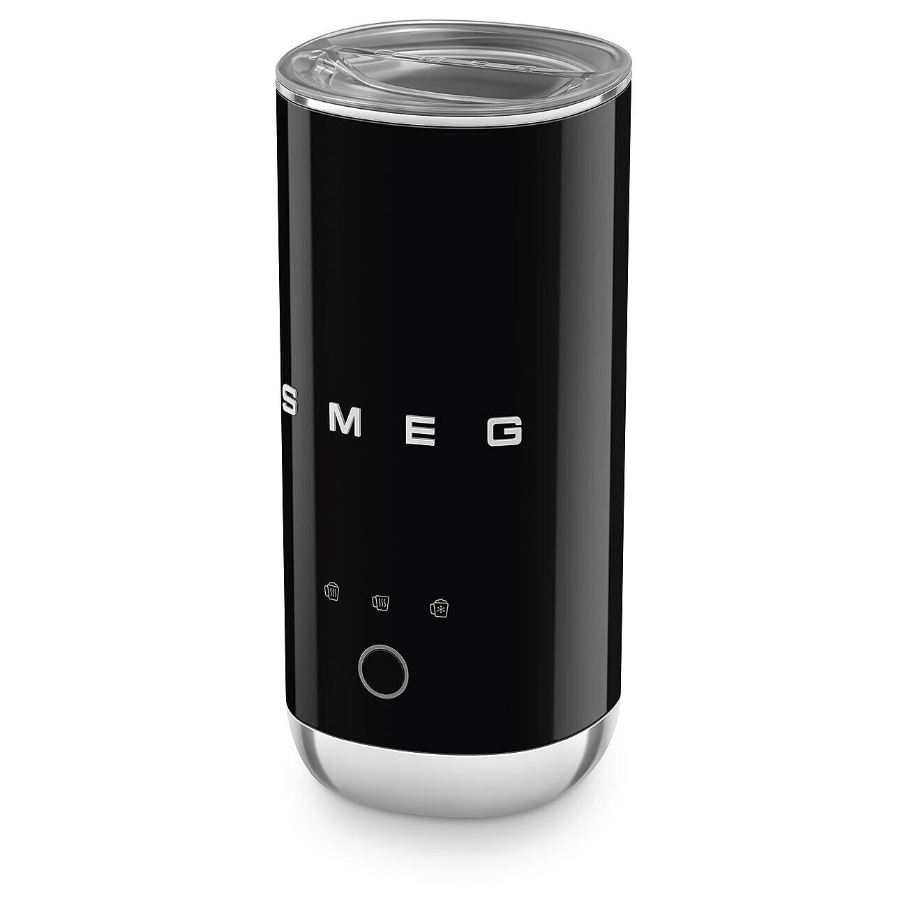 Ein schwarzer Smeg Milchaufschäumer mit silberner Basis und Deckel. Er hat das Smeg-Logo und Bedienelemente auf der Vorderseite.