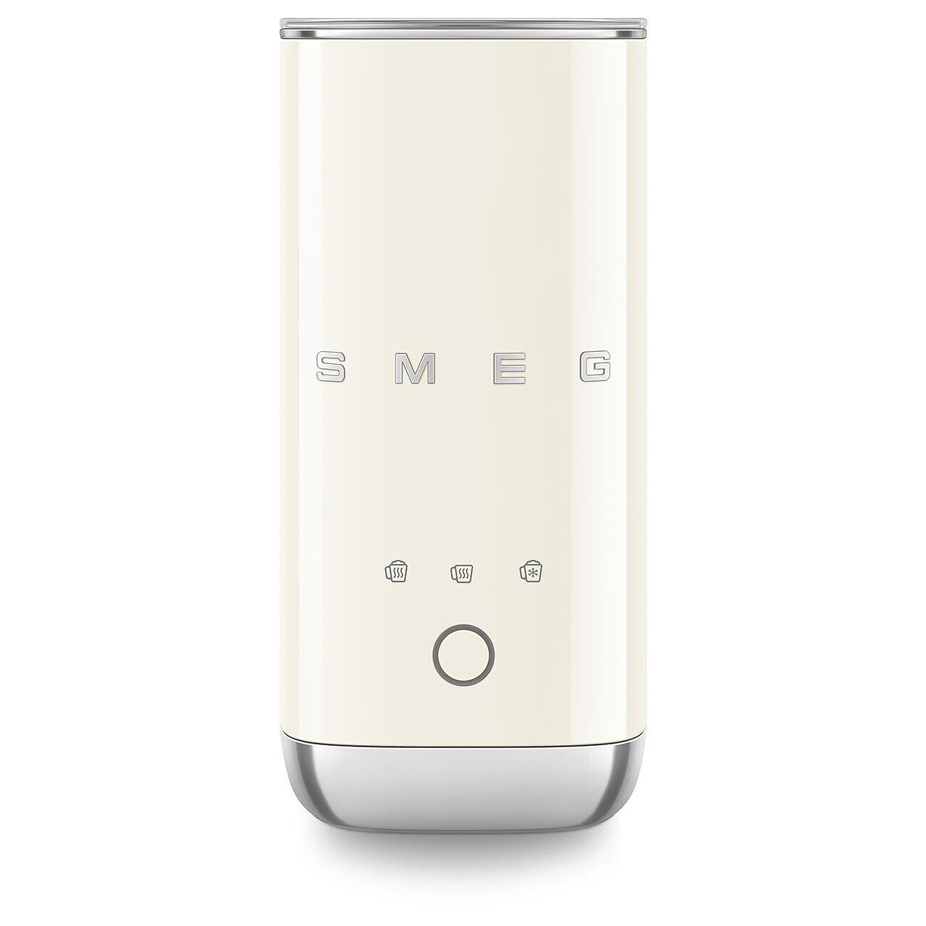 Cremefarbener SMEG Milchaufschäumer. Er hat einen silbernen Boden und Deckel. Symbole für verschiedene Aufschäummodi und ein Netzschalter.