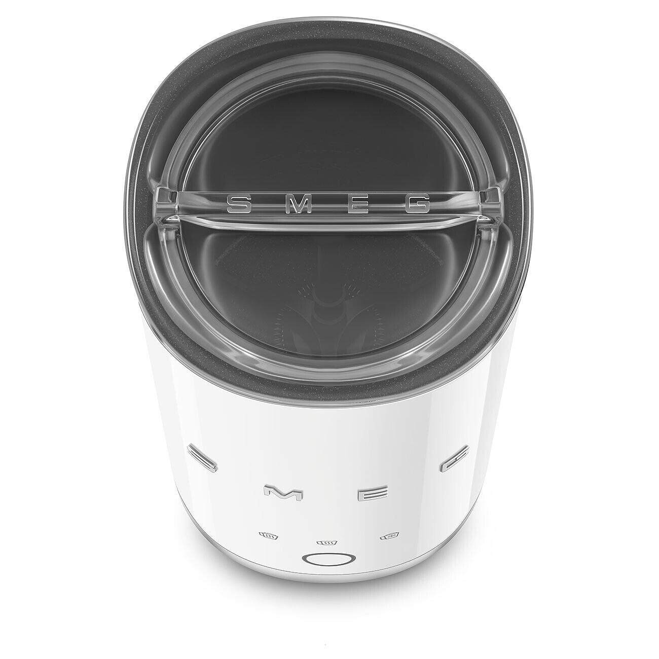Eine weiße Smeg-Kaffeemühle. Der Deckel ist transparent mit Smeg-Logo. Die Basis ist weiß mit silbernen Akzenten.