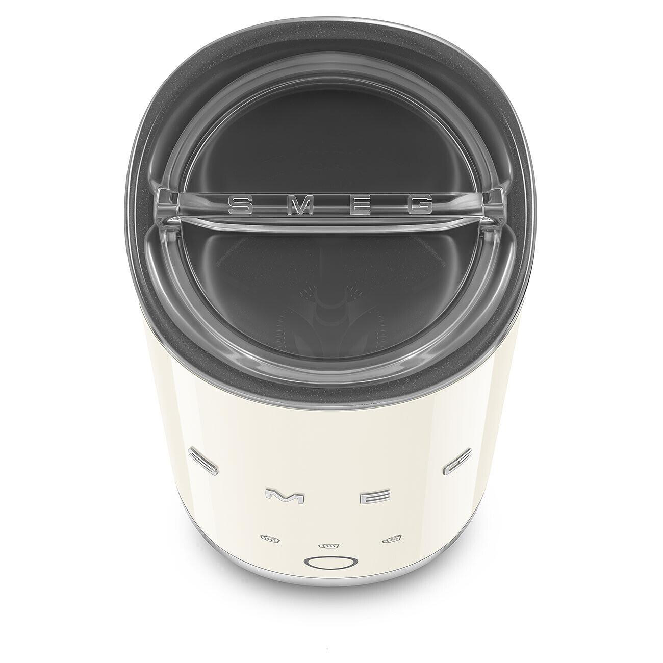Cremefarbenes SMEG-Gerät, Draufsicht. Es hat einen metallischen Rand und einen transparenten Kunststoff-Innendeckel. Der Markenname ist sichtbar.