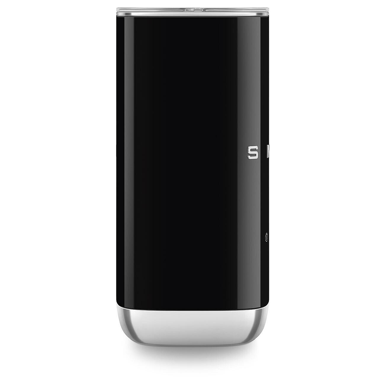 Eine schwarze Thermoskanne mit silbernem Boden. Das Markenlogo 'SMEG' ist sichtbar. Sie steht auf einer weißen Oberfläche.