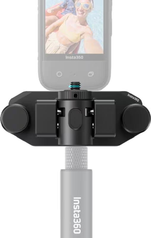 Ein Telefon mit einer Person, die ein Selfie macht, ist auf einem schwarzen Insta360-Zubehör befestigt, das mit einem grauen Griff verbunden ist.