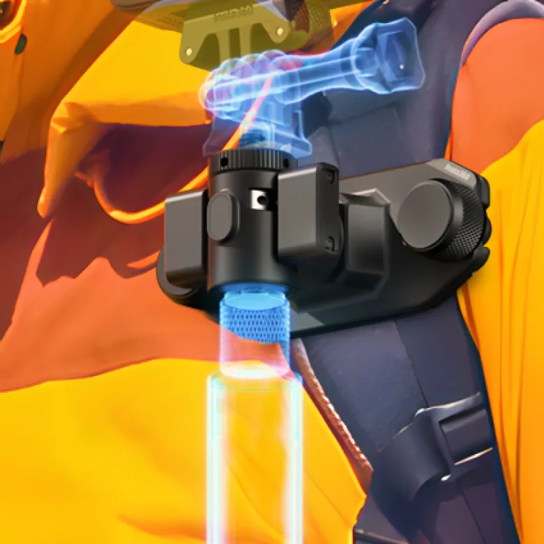 Eine schwarze Kamerahalterung ist an einer gelben Jacke befestigt. Eine blaue, transparente Kamera ist daran befestigt. Der Hintergrund ist orange und gelb.