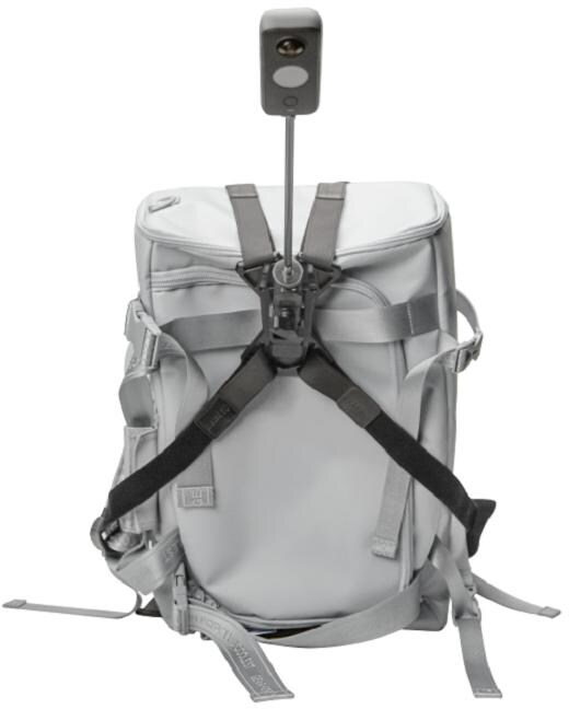 Un sac à dos gris avec des sangles et un appareil semblable à une caméra. Le sac à dos possède plusieurs compartiments et des sangles réglables.