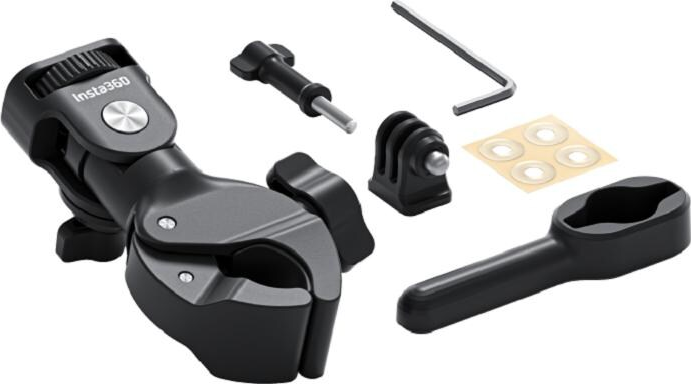 Schwarzes Insta360-Kamerahalterungs-Kit. Enthält eine Klemme, eine Schraube, eine Halterung, einen Schraubenschlüssel, ein Werkzeug und Aufkleber.