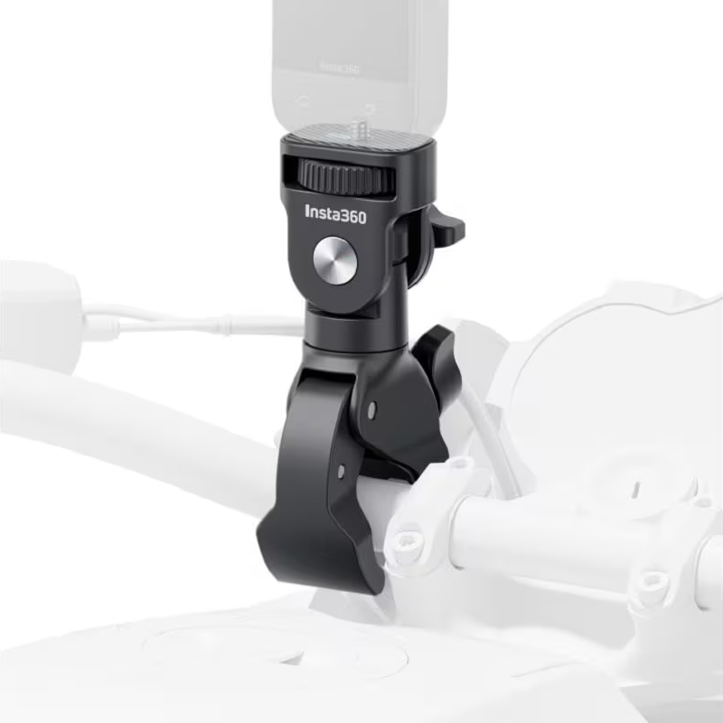 Schwarze Insta360-Kamerahalterung an weißen Lenker befestigt. Oben ist ein Telefon montiert, die Halterung hat eine Klemme.
