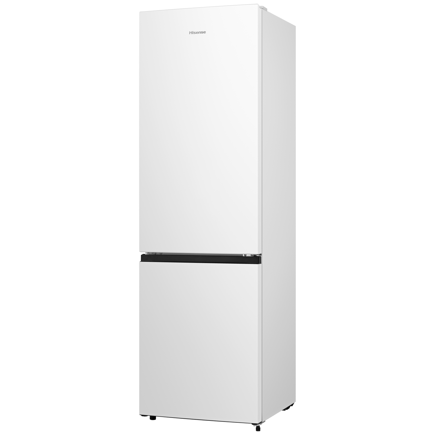 Een witte Hisense koelkast staat rechtop. Het heeft twee deuren en zwarte accenten. De achtergrond is wit.