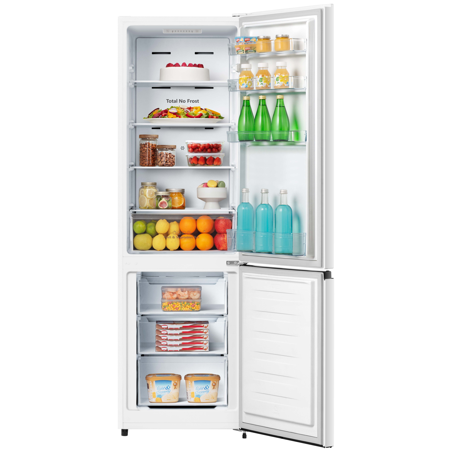 Open witte koelkast met diverse etenswaren: cake, salade, potten, fruit, sapflessen en ijsbakjes. Vriezer is open.