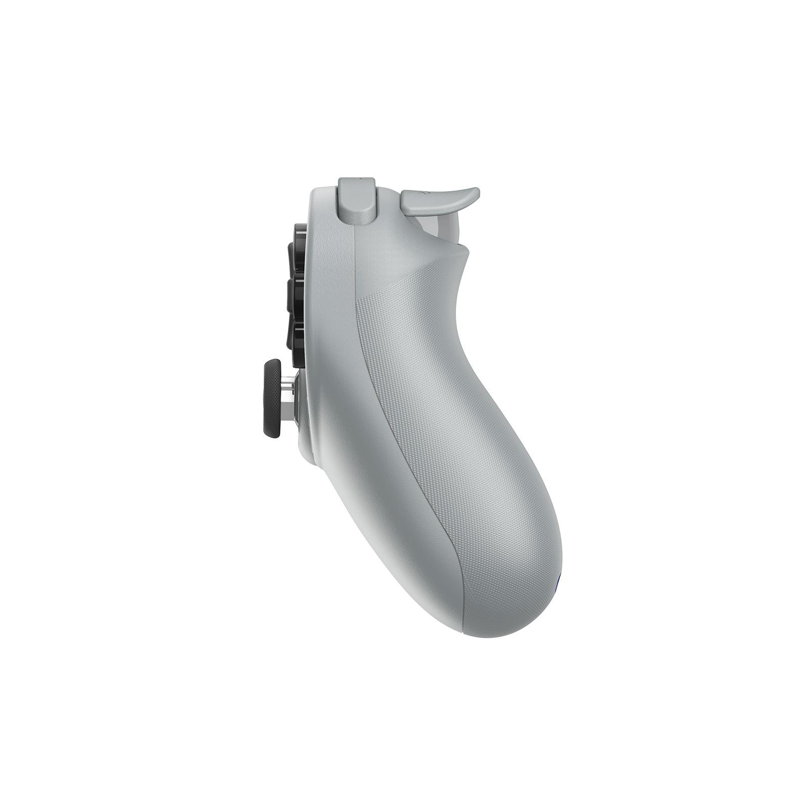 Ein silberner Gamecontroller auf weißem Hintergrund. Es hat Knöpfe und einen Auslöser. Der Controller ist abgewinkelt.