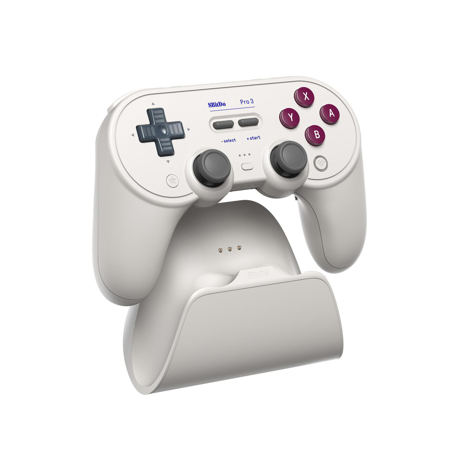 Ein weißer 8BitDo Pro 3 Controller auf seiner Ladestation. Er hat Knöpfe und ein Steuerkreuz. Der Hintergrund ist weiß.