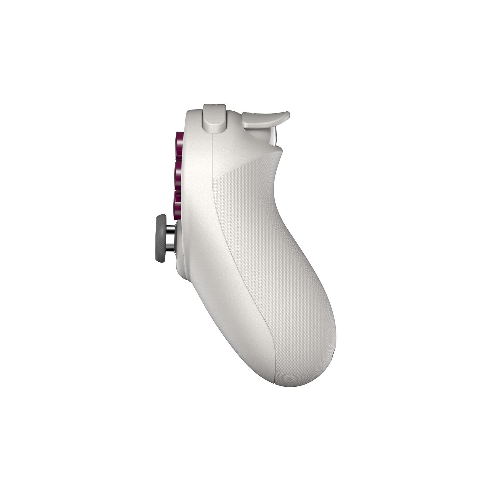 Seitenansicht eines weißen Gamecontrollers mit lila Knöpfen. Er steht vor einem weißen Hintergrund.