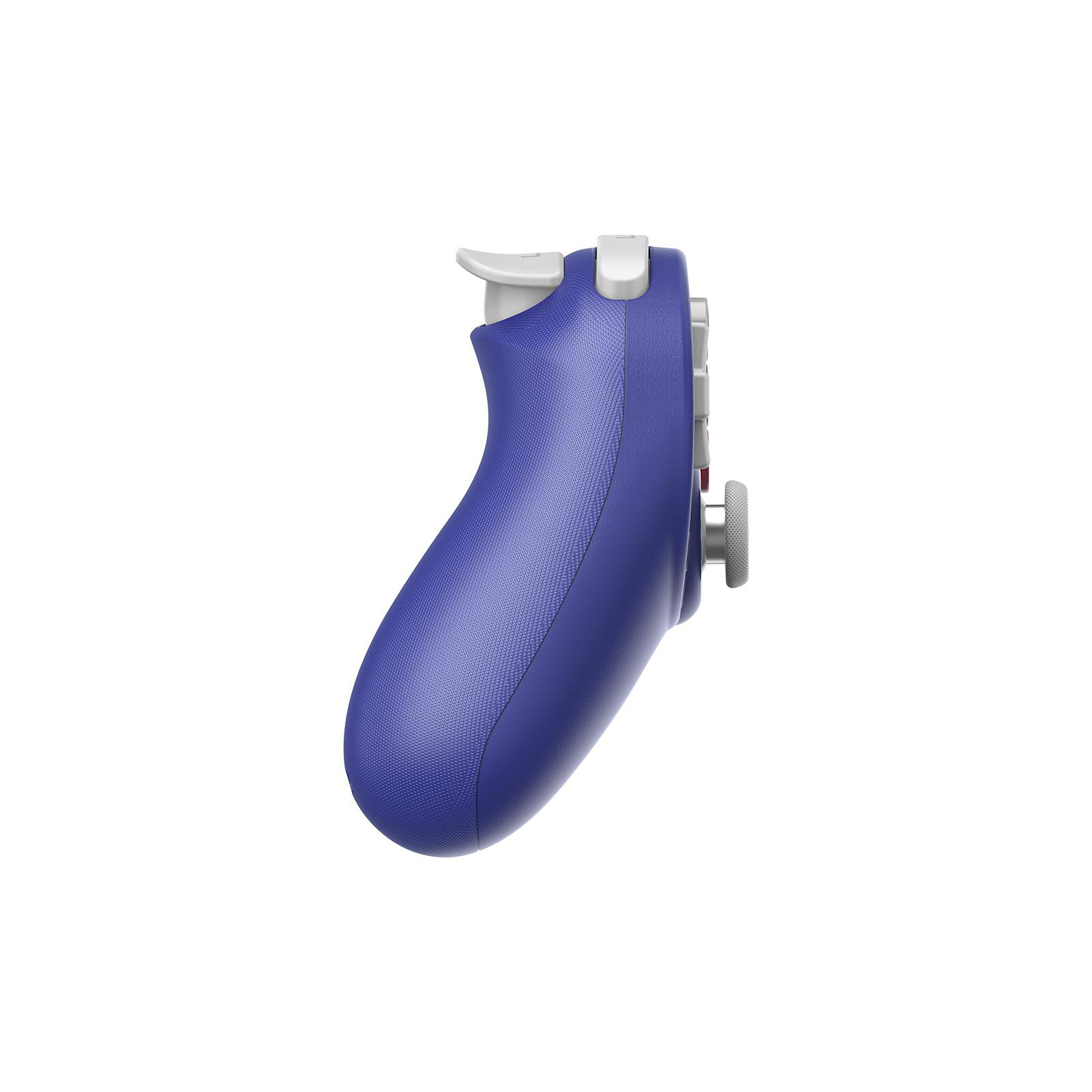 Ein blau-weißer Gamecontroller. Seitenansicht, Tasten und Griff zeigend. Weißer Hintergrund.