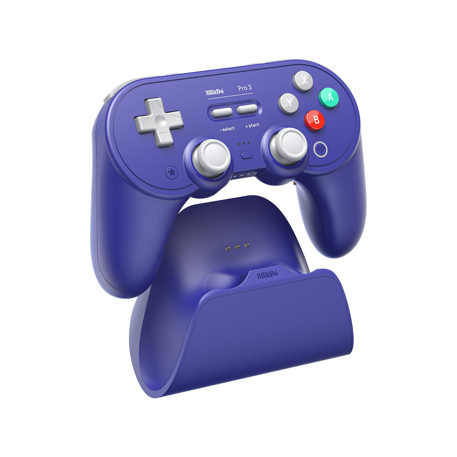 Ein lila 8BitDo Pro 3 Controller mit Ständer. Knöpfe sind farbig. Es ist auf weißem Hintergrund.