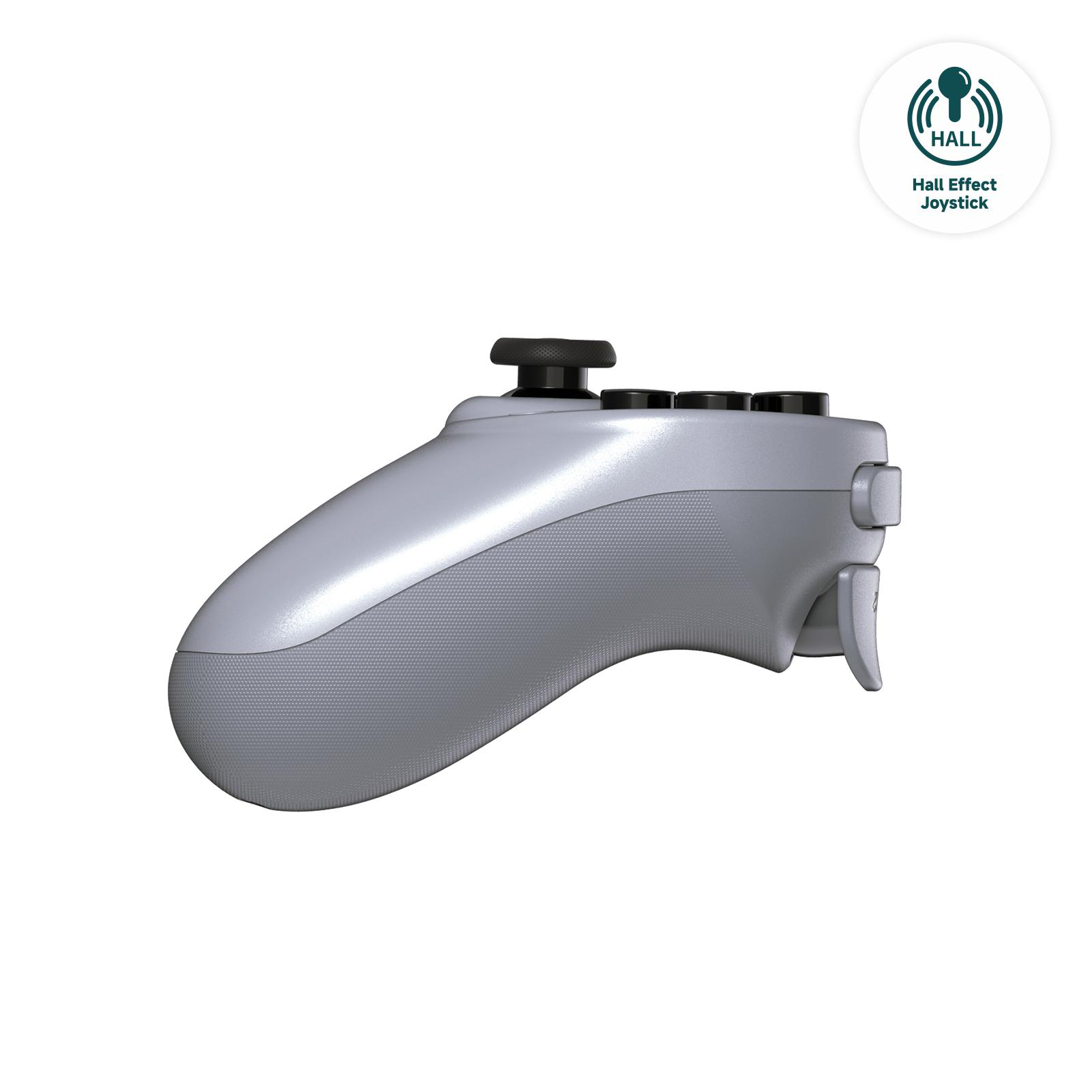 Silberner Gamecontroller auf weißem Hintergrund. Mit schwarzen Knöpfen und Auslöser. Ein Logo befindet sich oben rechts.