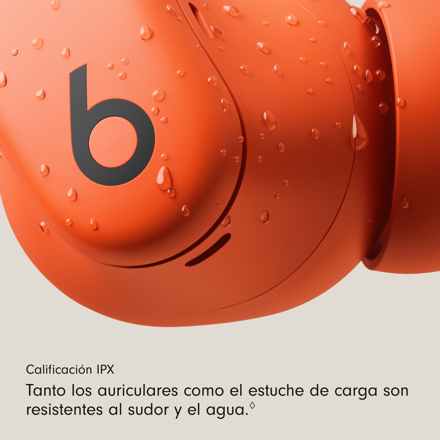 Primer plano de auriculares naranjas con gotas de agua. Visible un logo 'b' negro. El texto inferior dice: 'Clasificación IPX. Resistente al sudor y al agua.'