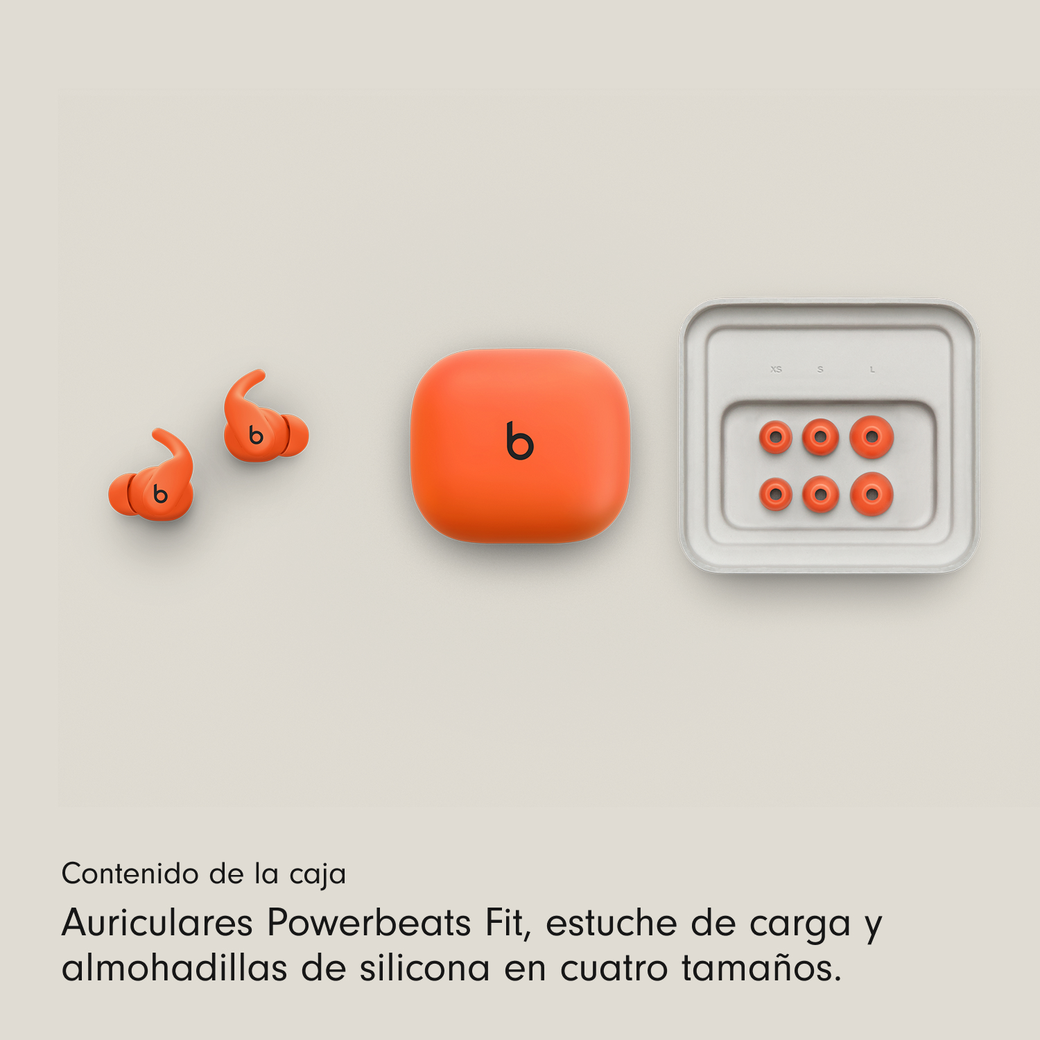 Auriculares Powerbeats Fit naranjas, estuche de carga y almohadillas. El estuche y los auriculares tienen el logo 'b'. Las almohadillas en una bandeja.