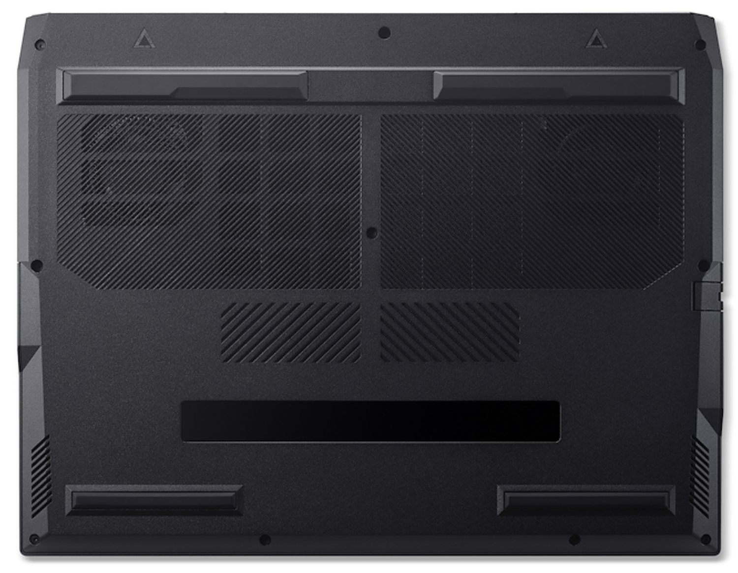 La parte inferior de una computadora portátil negra. Tiene rejillas de ventilación, una abertura rectangular larga y una superficie texturizada.