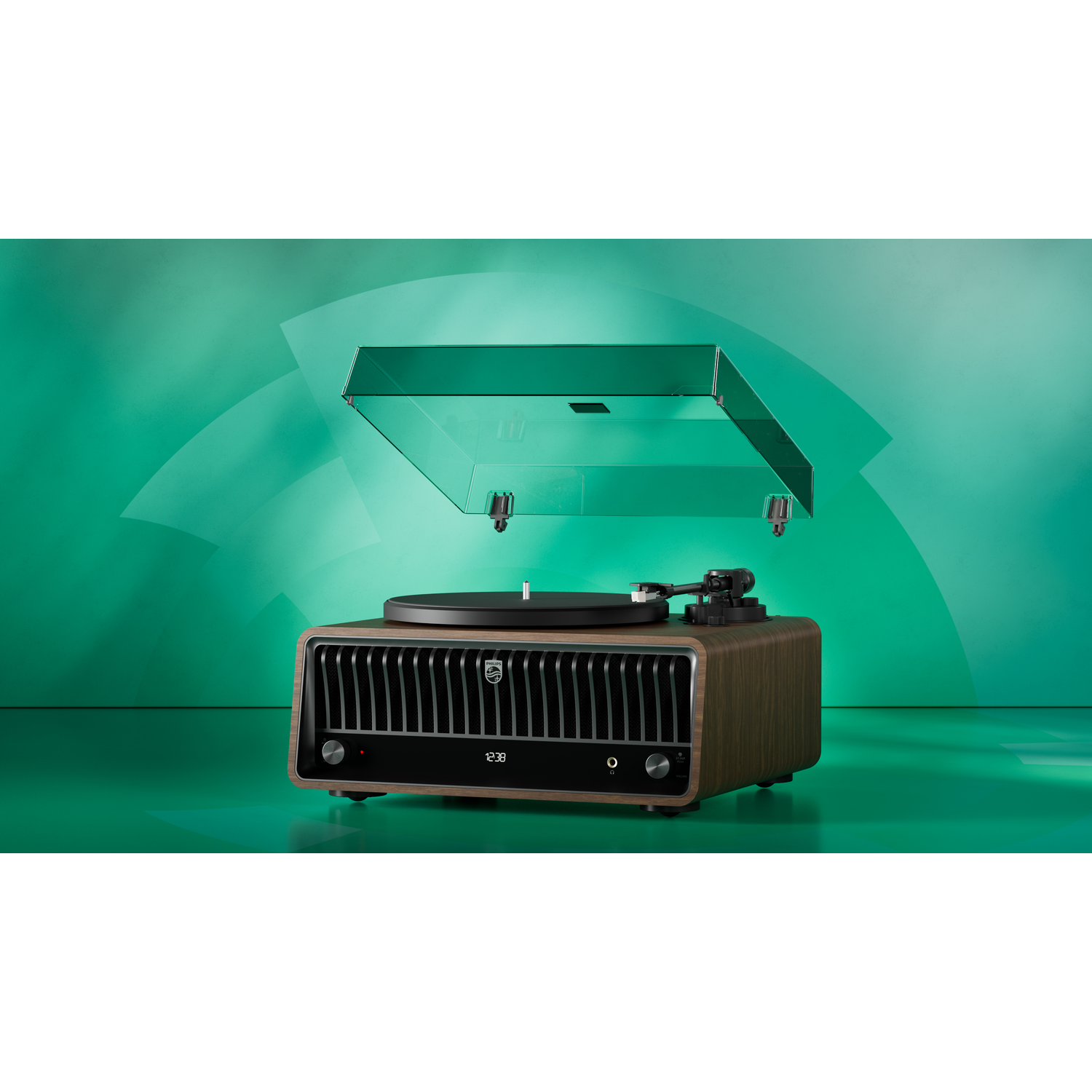 Een houten Philips platenspeler met een glazen deksel. De achtergrond is een groen verloop. De speler staat op een reflecterend oppervlak.