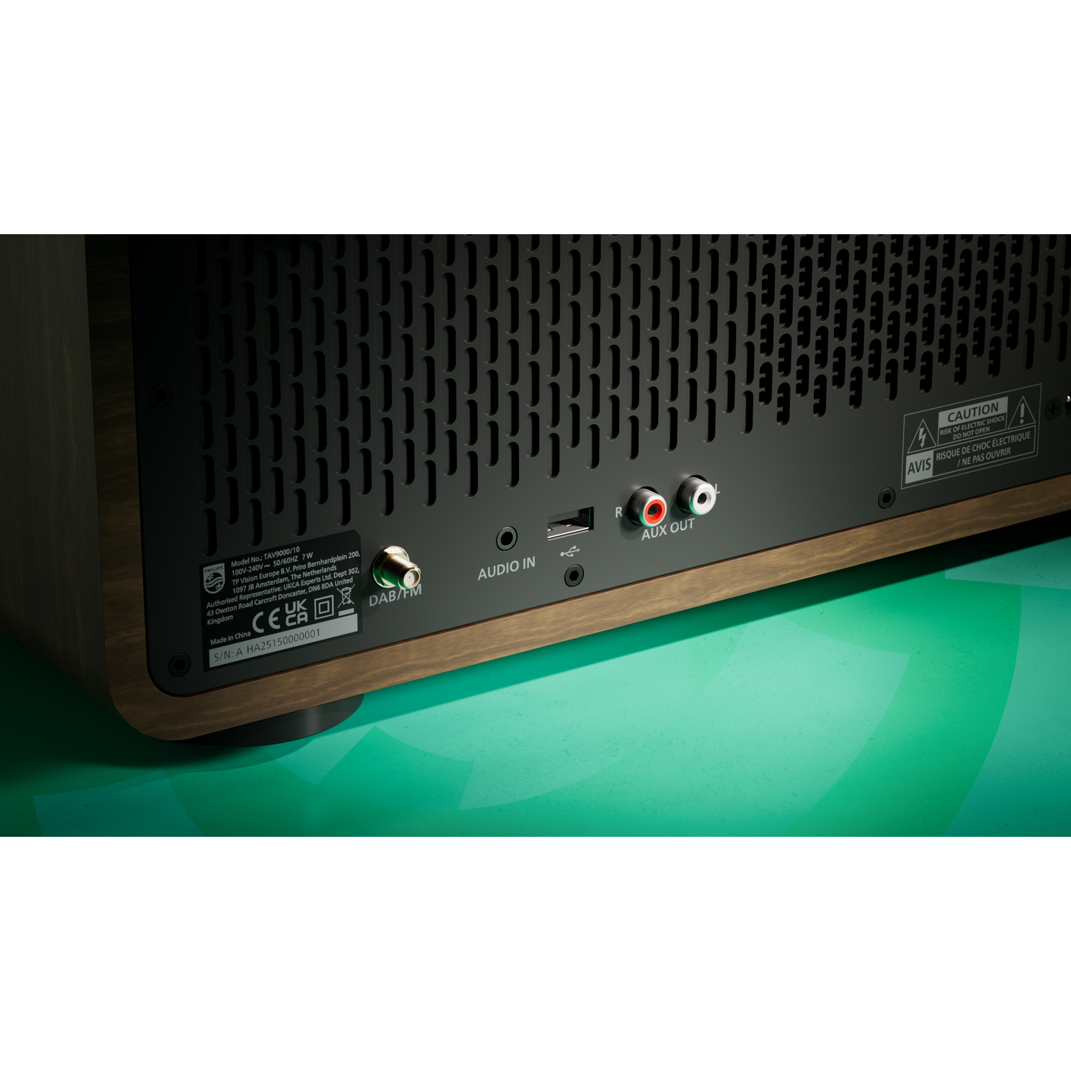Een Philips-radio met houten frame, zwarte luidsprekergrille en ingangspoorten. Tekst op de achterkant bevat model- en veiligheidswaarschuwingen.