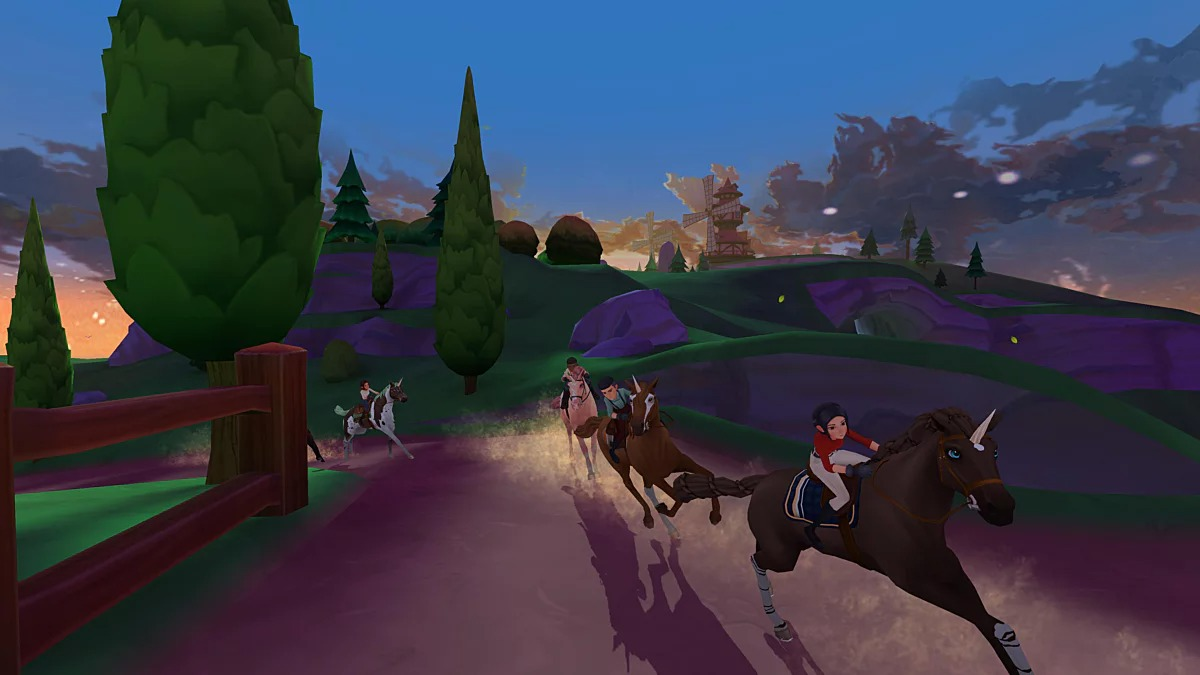 Verschillende ruiters op paarden galopperen over een pad. De scène speelt zich af in een groen landschap met bomen onder een schemerige hemel.