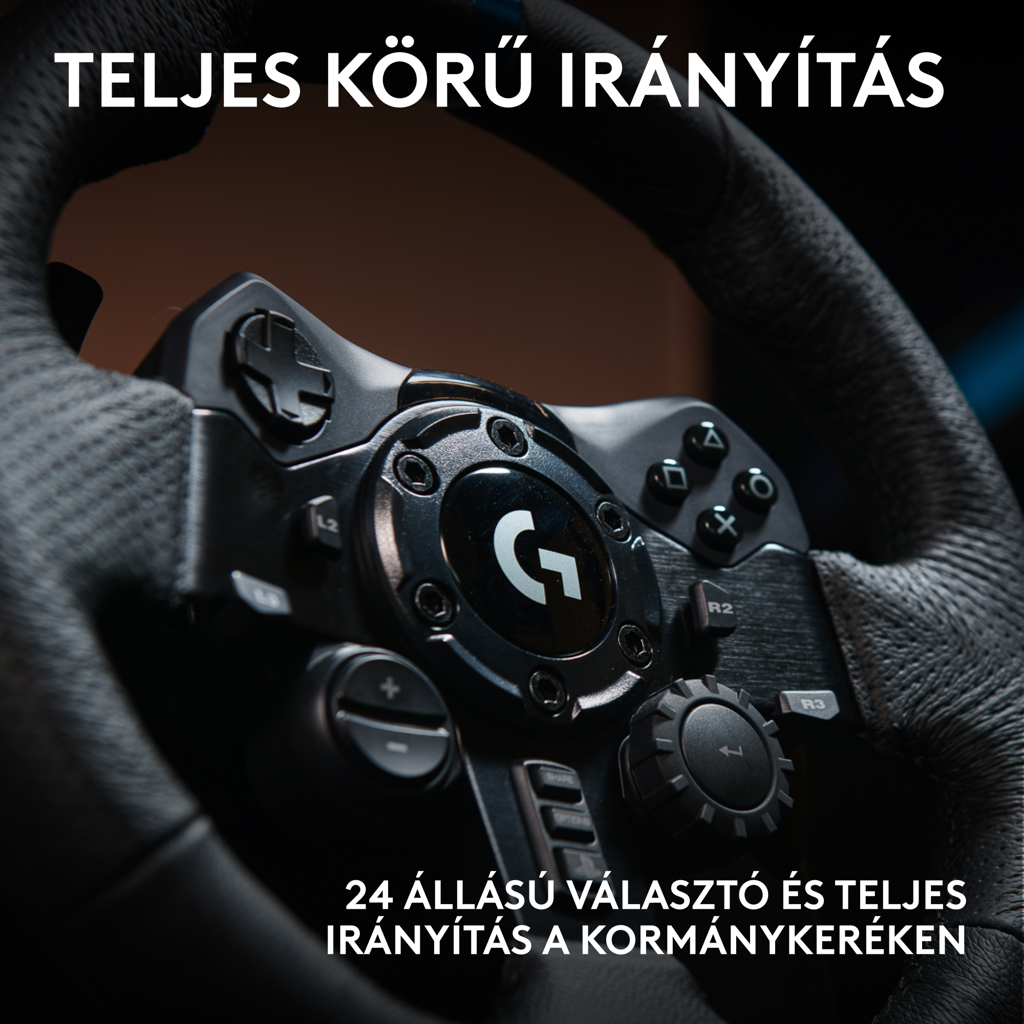 Közelkép egy fekete kormánykerékről gombokkal és a 'TELJES KÖRŰ IRÁNYÍTÁS' és '24 ÁLLÁSÚ VÁLASZTÓ ÉS TELJES IRÁNYÍTÁS' szöveggel.