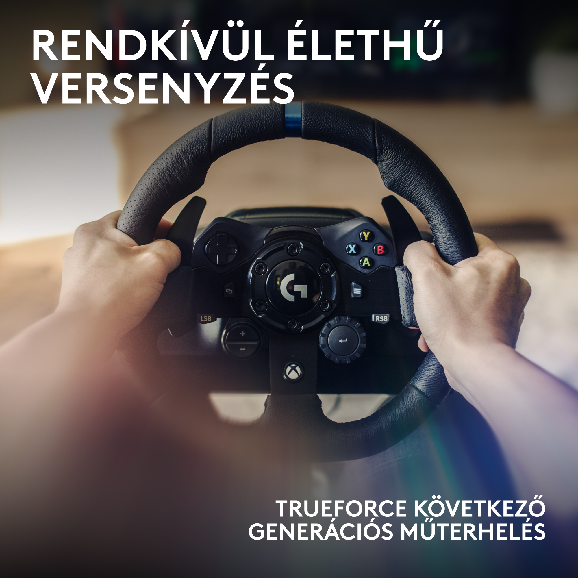 Kéz egy fekete kormányt tart, gombokkal. A kormányon a Logitech logója látható. Felül és alul feliratok.
