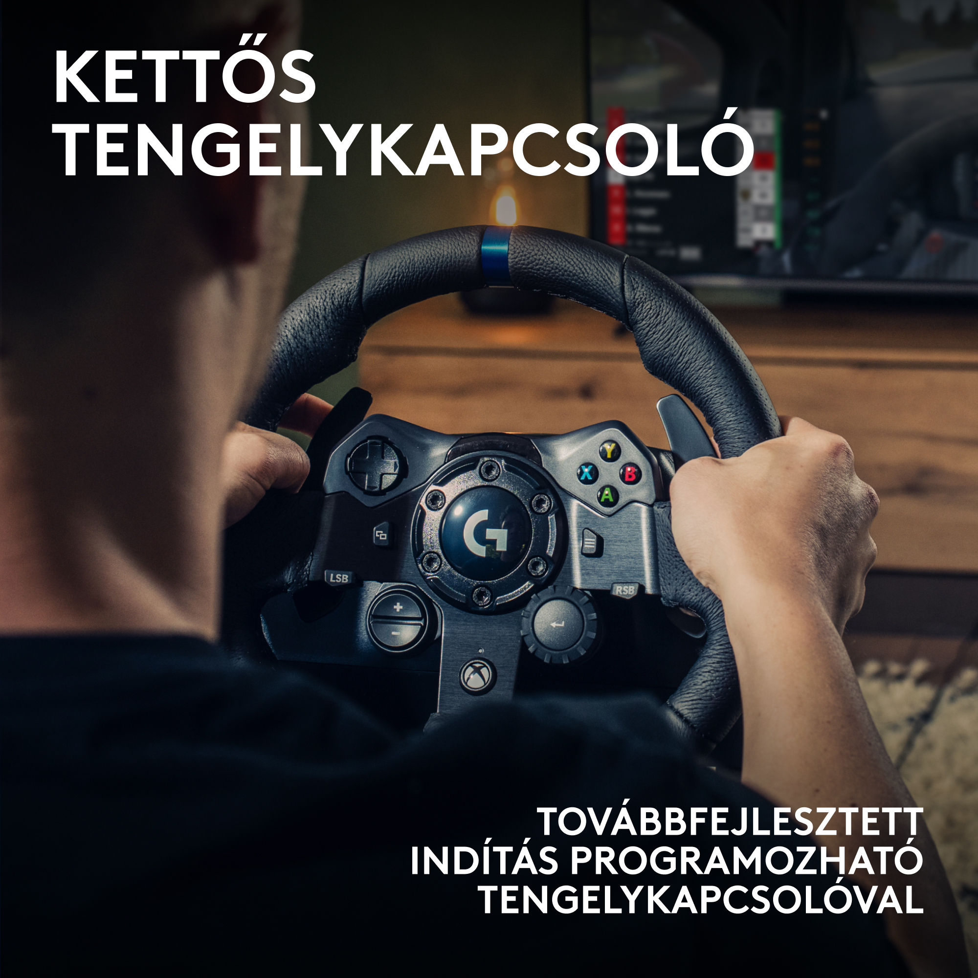 Egy személy fekete kormánykereket tart. Magyar nyelvű szöveg. TV a háttérben. A kormánykeréken gombok és a Logitech logója látható.