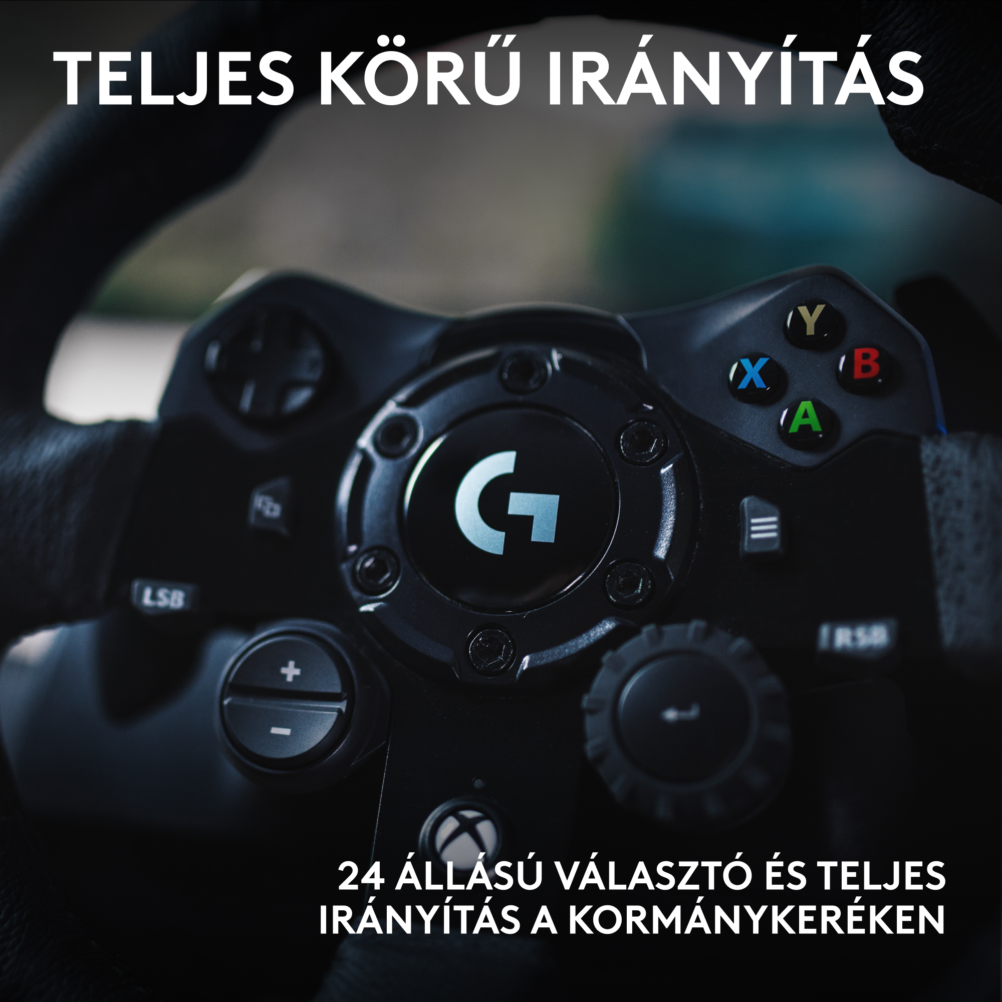 Egy fekete kormánykerék közeli képe gombokkal. A szöveg: 'Teljes körű irányítás', '24 állású választó'.