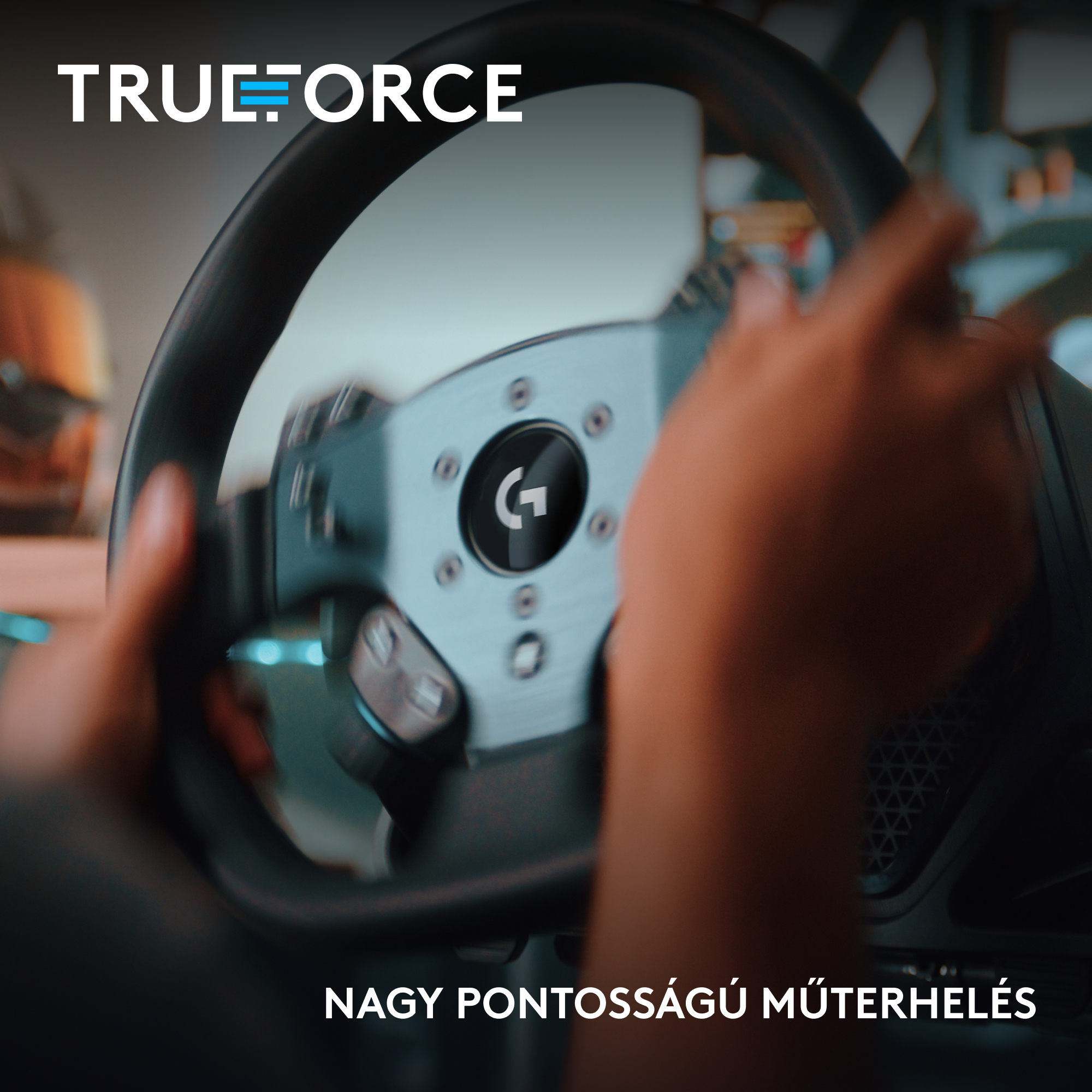 Kéz a kormányon. A keréken a logó látható. A szöveg TrueForce és Nagy Pontosságú Műterhelés.