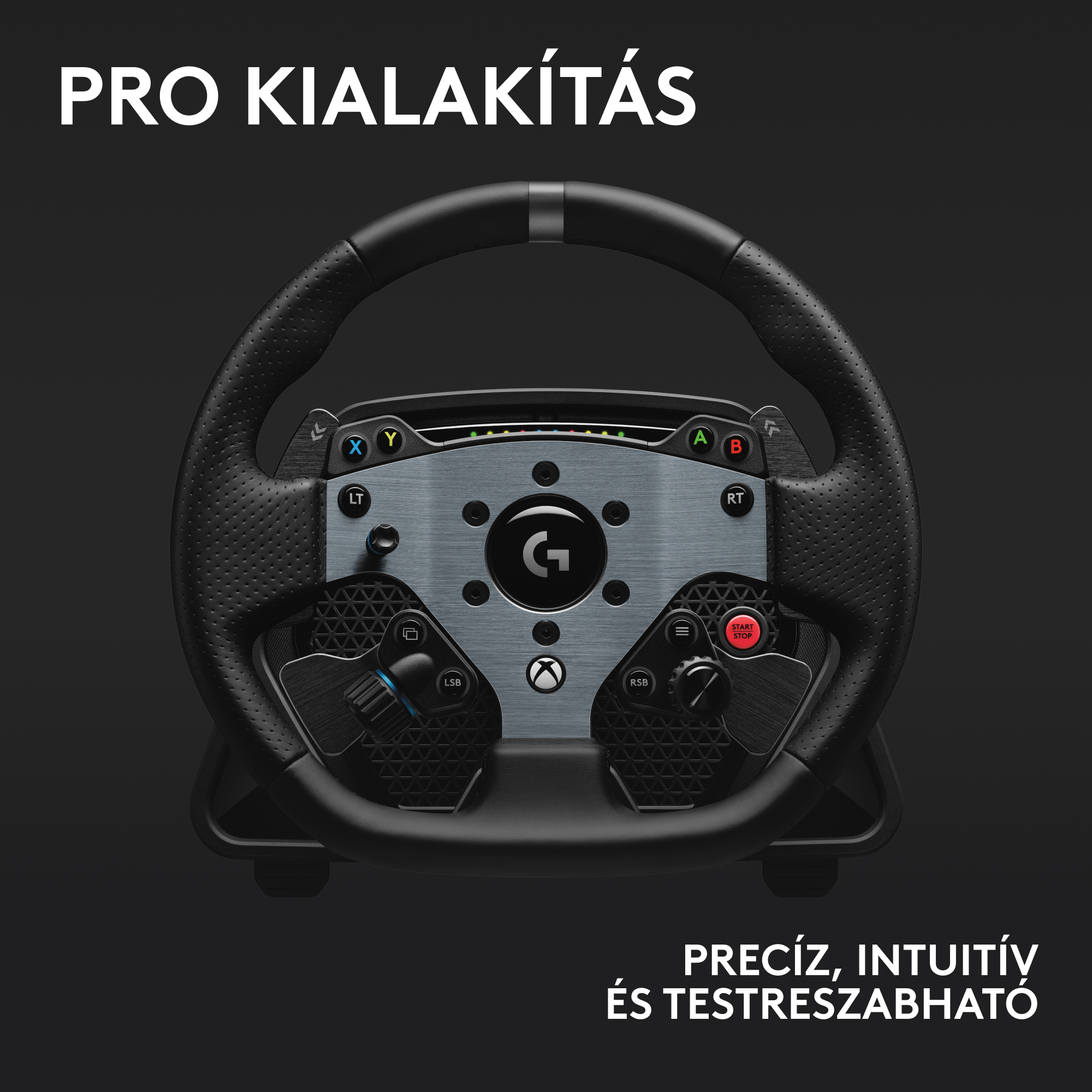 Egy fekete versenykormány közelképe gombokkal, tárcsákkal és a Logitech logójával, fekete háttér előtt.