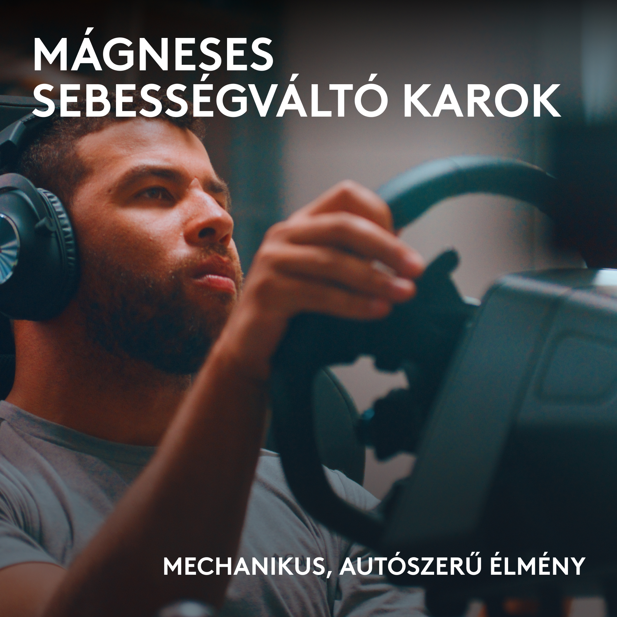 Férfi fejhallgatóval kormányt tart. A szöveg: 'Mágneses sebességváltó karok' és 'Mechanikus, autószerű élmény'.