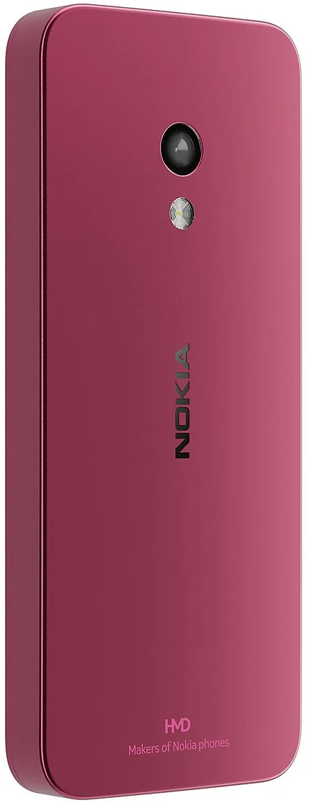 Bordó Nokia telefon hátlapja. Van rajta kamera, vaku és a Nokia logó. Alatta a HMD, a Nokia telefonok gyártói felirat olvasható.