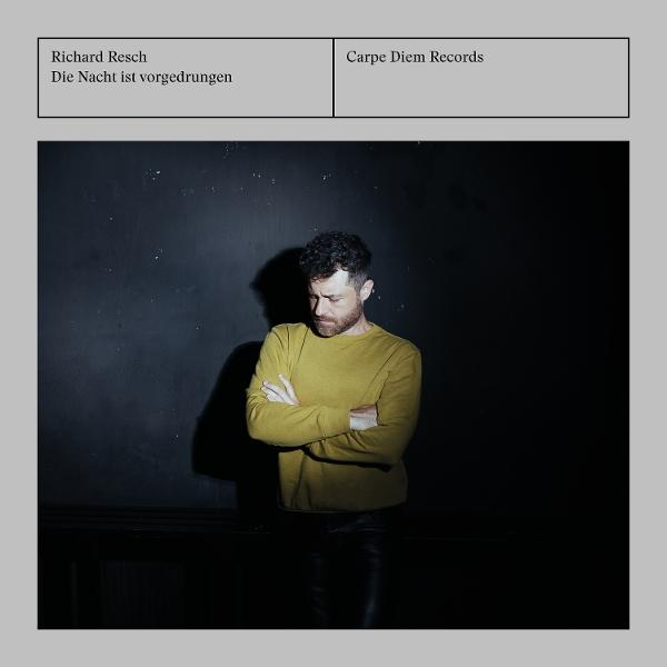 Mann in gelbem Pullover mit verschränkten Armen, blickt nach unten. Dunkler Hintergrund, Text oben: Richard Resch, Carpe Diem Records.