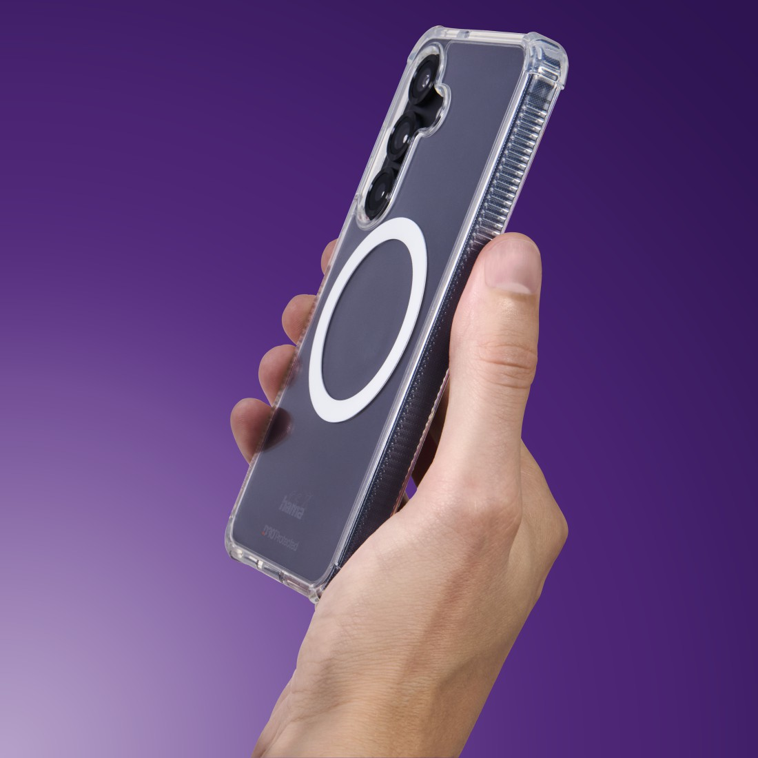 Hand hält eine transparente Handyhülle mit weißem Ring und drei Kameralinsen vor violettem Farbverlauf.