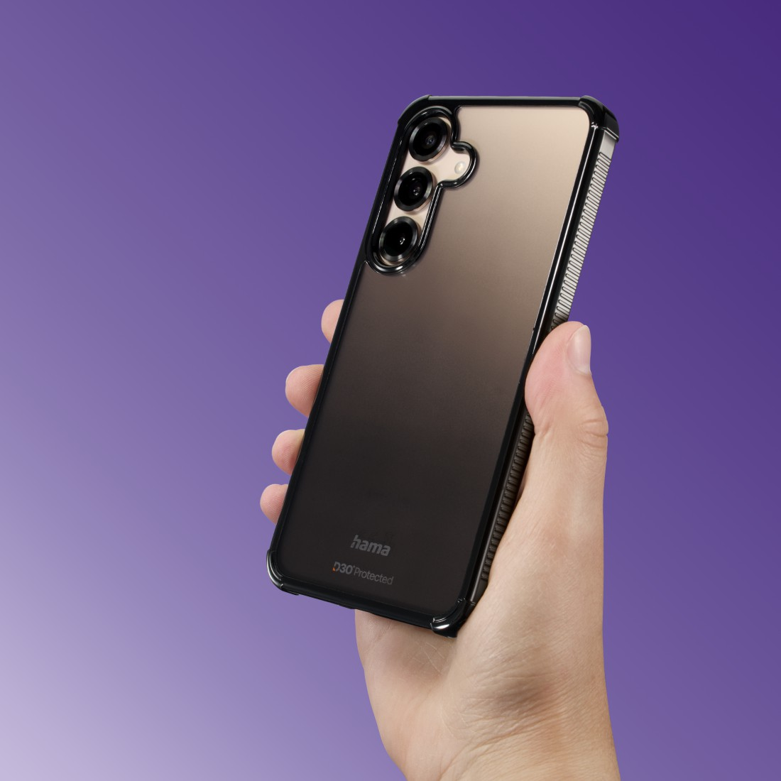 Eine Hand hält ein Smartphone in einer schwarzen Hülle vor einem lila Farbverlauf.